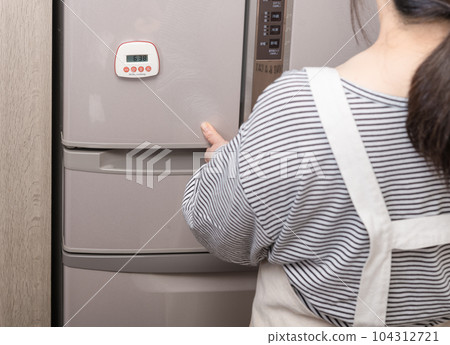 [打開冰箱的家庭主婦] 104312721