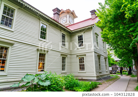 【北海道】初夏綠意盎然的札幌鐘樓 104312828