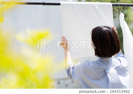 一個女人洗衣服的照片 一個女人洗衣服的照片 104313402