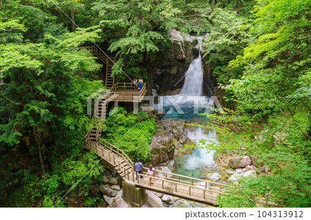 Ryujin Falls with a beautiful cobalt blue basin (Nakatsugawa City, Gifu Prefecture) 104313912