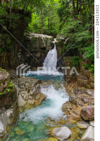 Ryujin Falls with a beautiful cobalt blue basin (Nakatsugawa City, Gifu Prefecture) 104313915