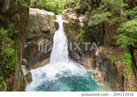 Ryujin Falls with a beautiful cobalt blue basin (Nakatsugawa City, Gifu Prefecture) 104313918