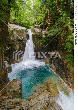 Ryujin Falls with a beautiful cobalt blue basin (Nakatsugawa City, Gifu Prefecture) 104313922