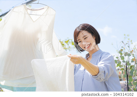 一個女人洗衣服的照片 104314102