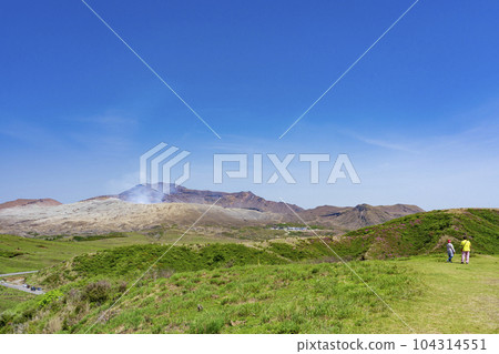 [熊本縣]雄偉的阿蘇火山口和富士山 104314551