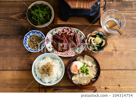 One soup and three side dishes Stir-fried sweet potato with butter, gyoza soup and other side dishes One soup and three side dishes Stir-fried sweet potato with butter, gyoza soup and other side dishes 104314754