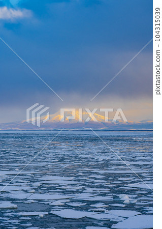 [Drift Ice Sightseeing] Abashiri Drift ice rushing to the sea surface and Shiretoko mountain range 104315039