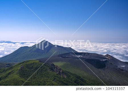 初夏的霧島山脈 初夏的霧島山脈 104315337
