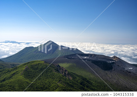 初夏的霧島山脈 初夏的霧島山脈 104315338