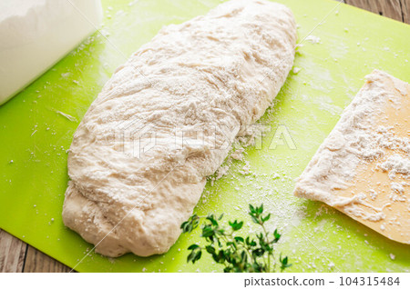 成型前的夏巴塔麵團 成型前的夏巴塔麵團 104315484