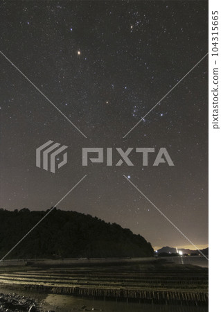 瀨戶內上升獵戶座的秋季星空 瀨戶內上升獵戶座的秋季星空 104315665