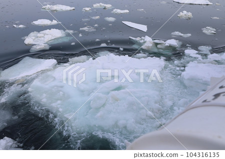 floating ice 104316135