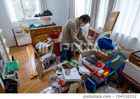 A man who cleans up General cleaning A man who cleans up General cleaning 104316332