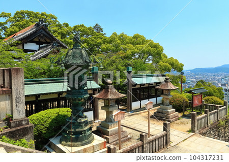 [Kagawa Prefecture] Early morning "Konpira-san" Kotohira-gu Shrine (Large bronze lantern and Kotohira townscape seen from the main gate) 104317231