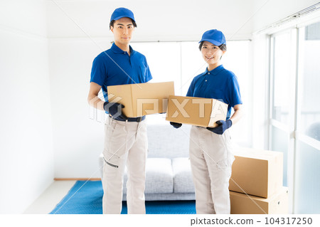 Image of moving company_Men and women staff Image of moving company_Men and women staff 104317250