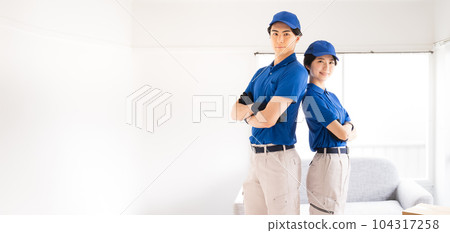 Image of moving company_Men and women staff 104317258