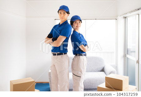 Image of moving company_Men and women staff 104317259