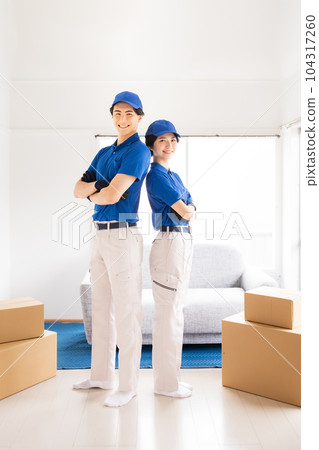 Image of moving company_Men and women staff 104317260