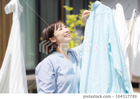 一個女人洗衣服的肖像 104317789