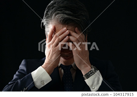 一個遮住臉的男人生意上的煩惱 104317915