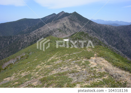 阿波伊山周圍的山脊(北海道、阿波伊山) 阿波伊山周圍的山脊(北海道、阿波伊山) 104318136