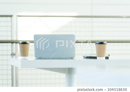 laptop coffee 104318630