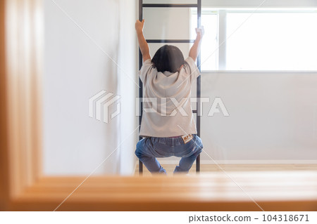 男孩爬閣樓樓梯 男孩爬閣樓樓梯 104318671