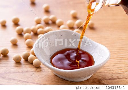 pour dark soy sauce pour dark soy sauce 104318841