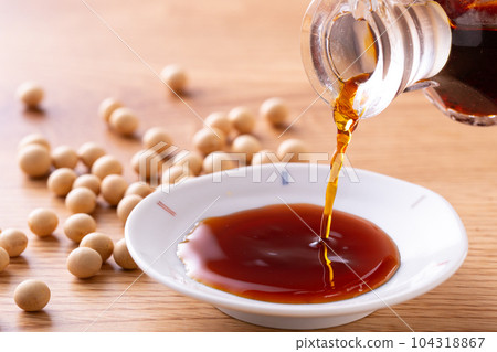 pour light soy sauce pour light soy sauce 104318867