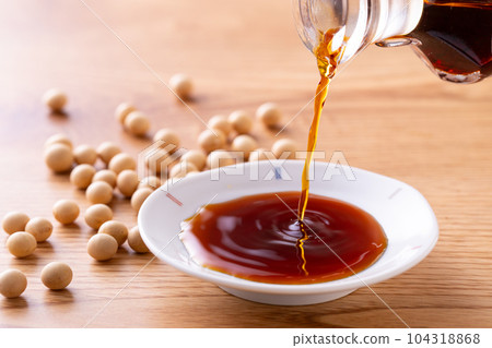 pour light soy sauce pour light soy sauce 104318868
