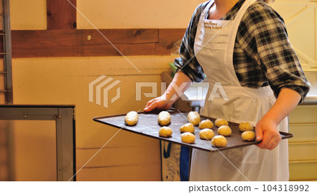 麵包店 | 在烤箱裡烤麵包 104318992