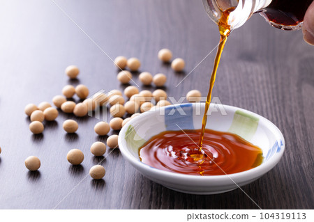 pour light soy sauce pour light soy sauce 104319113