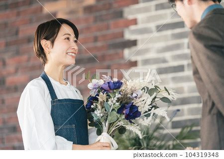 Flower shop female clerk 104319348