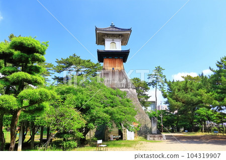 【香川縣】天氣好的時候,日本最高的燈籠(高燈籠)高聳入雲 【香川縣】天氣好的時候,日本最高的燈籠(高燈籠)高聳入雲 104319907