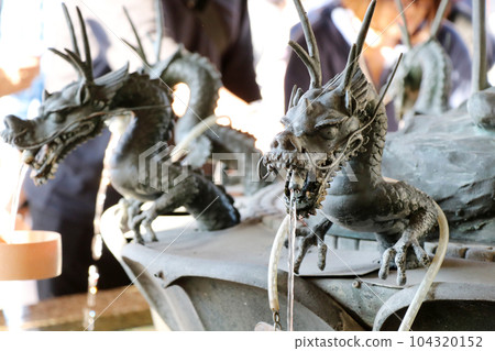 Popular tourist spots in Tokyo for foreigners! Dragon god of Senso-ji Temple 104320152