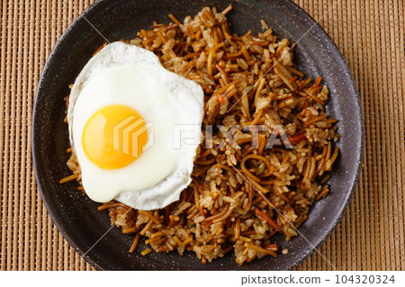 蕎麥麵和煎雞蛋 104320324