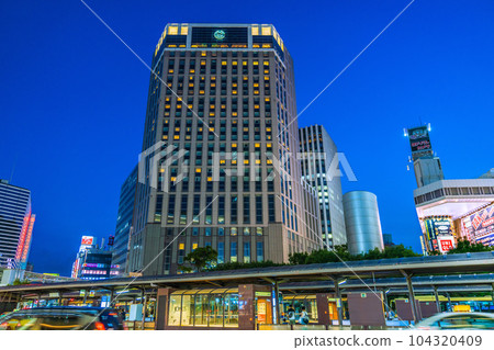 日本夏季的橫濱城市景觀...後電暈...橫濱站前的橫濱灣喜來登酒店有很多窗戶燈= 25日 104320409