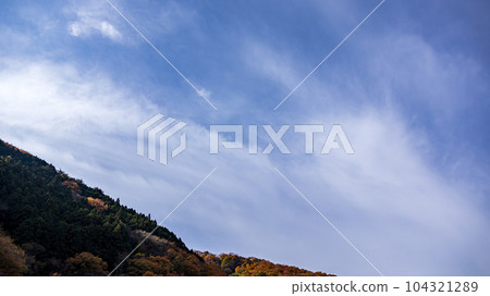 藍天白雲流過山頂 藍天白雲流過山頂 104321289