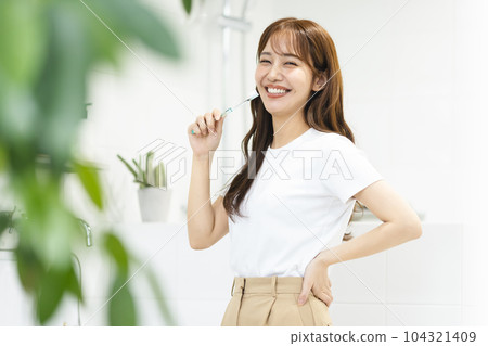woman brushing teeth 104321409