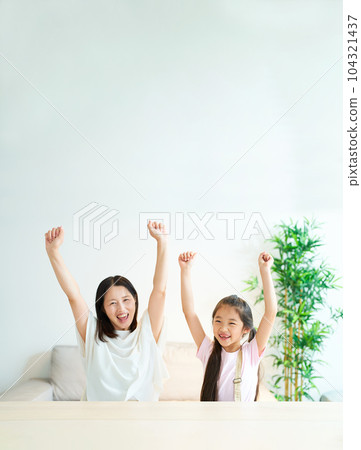 Parents and children who are happy to raise both hands 104321437