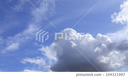 白天藍天白雲兩層飄動 白天藍天白雲兩層飄動 104321997