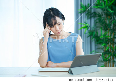 在電腦前看起來很疲憊的女人 在電腦前看起來很疲憊的女人 104322144