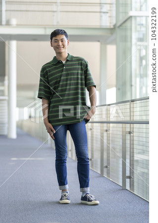 微笑一個年輕的人的畫像看照相機 104322199