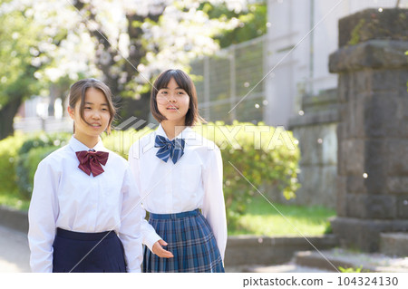 兩個初中女孩並排站在戶外 104324130