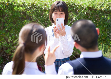 初中生享受用智能手機拍攝的樂趣 104324140