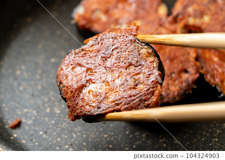 脆皮奶酪烤茄子的烹飪場景。 脆皮奶酪烤茄子的烹飪場景。 104324903