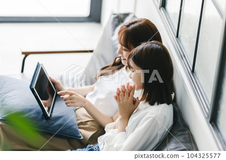 女性朋友平板電腦 104325577