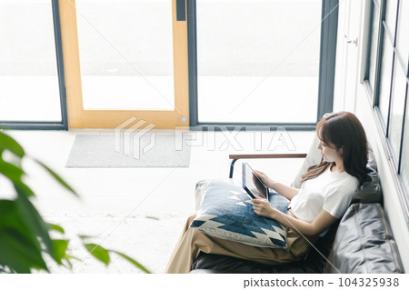 Female tablet 104325938