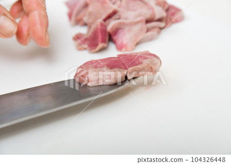 [家庭主婦用刀準備烤雞肉串豬舌] 104326448