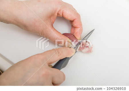 [Housewife preparing yakitori hearts] 104326910
